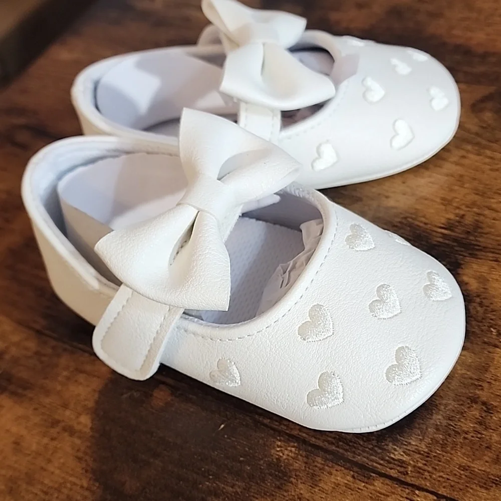 heng Yu baby shoe adorable white